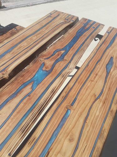Table avec des bancs en bois et résine
