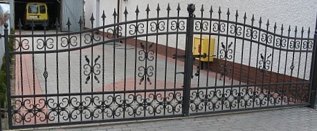 Puerta con elementos de forja (3x1,8x1,5m)