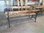 Table avec des bancs en bois et résine
